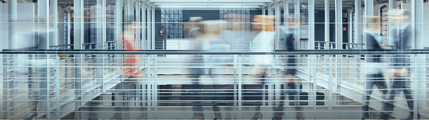 会社内で社員が歩いている様子